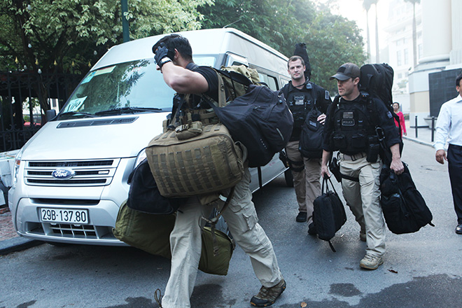 Hình ảnh đội cận vệ cùng vũ khí bí mật hộ tống TT Trump trên phố Hà Nội