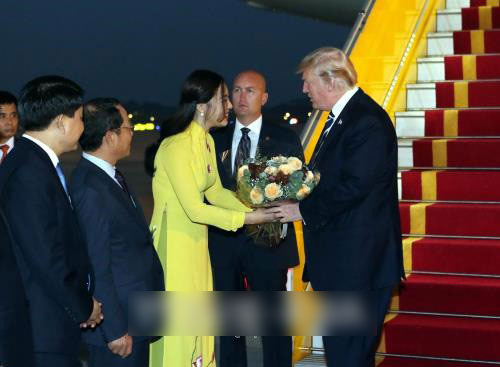 Đã tìm thấy nữ sinh xinh đẹp tặng hoa cho Tổng thống Mỹ Donald Trump