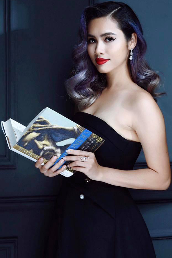 Á hậu Hoàng My gợi cảm tới độ nào?