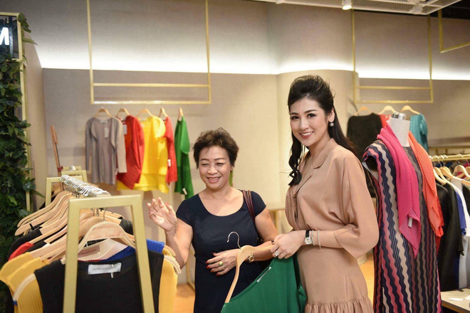 Xuất hiện hình ảnh bạn trai cũ của Văn Mai Hương đi ăn cùng Á hậu Tú Anh