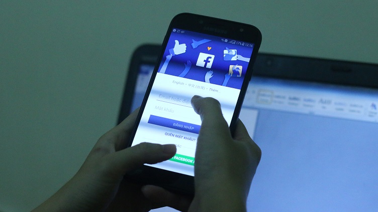 Sinh viên ăn uống kham khổ nhưng vẫn cố mua iPhone đắt tiền