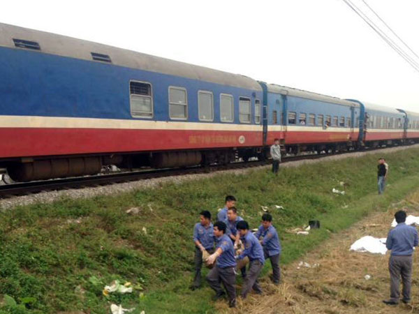 Tàu hỏa tông xe máy, 3 người tử vong