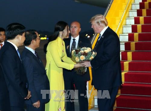 Dân mạng sốt sắng tìm danh tính cô gái tặng hoa cho Tổng thống Mỹ Donald Trump