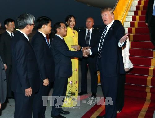 Dân mạng sốt sắng tìm danh tính cô gái tặng hoa cho Tổng thống Mỹ Donald Trump