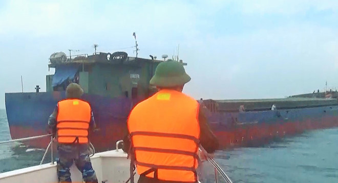 Cứu tàu hàng cùng 11 thuyền viên gặp nạn trên biển