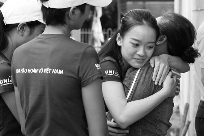 Thí sinh Hoa hậu Hoàn vũ khóc vì nỗi khổ của người dân sau bão số 12