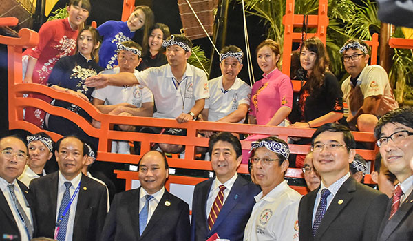 Thủ tướng Việt - Nhật hội đàm và ăn tối ở nhà hàng trong phố cổ Hội An