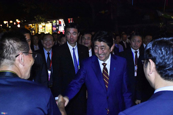 Thủ tướng Việt - Nhật hội đàm và ăn tối ở nhà hàng trong phố cổ Hội An