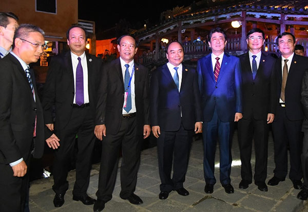 Thủ tướng Việt - Nhật hội đàm và ăn tối ở nhà hàng trong phố cổ Hội An