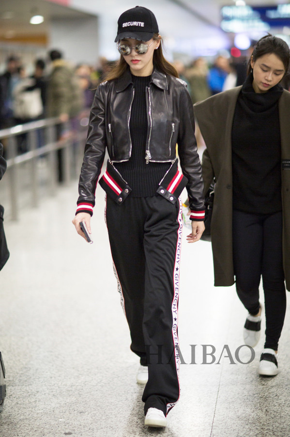 Cách phối áo khoác ấn tượng của Đường Yên