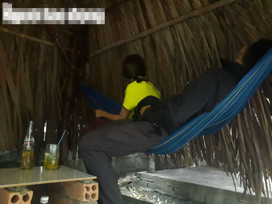 3 bé gái ôm nhau khóc sau khi bị sàm sỡ