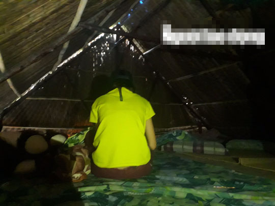 3 bé gái ôm nhau khóc sau khi bị sàm sỡ