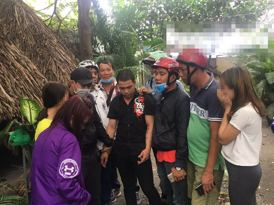 3 bé gái ôm nhau khóc sau khi bị sàm sỡ