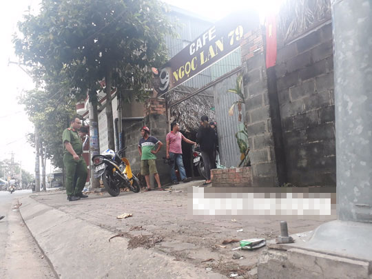 3 bé gái ôm nhau khóc sau khi bị sàm sỡ