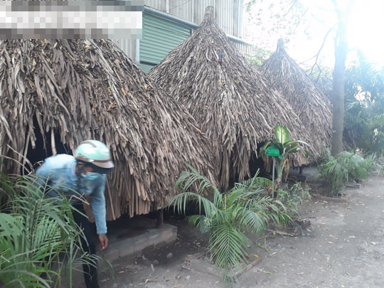 3 bé gái ôm nhau khóc sau khi bị sàm sỡ