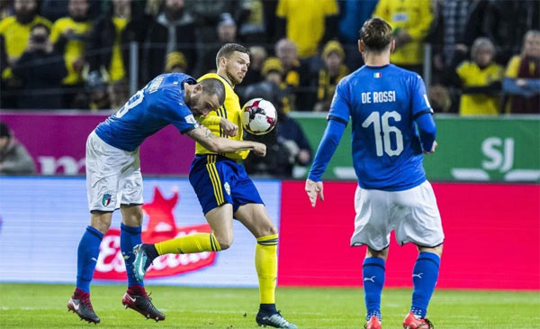 Hậu vệ Italy chơi trọn 90 phút dù mũi bị vỡ