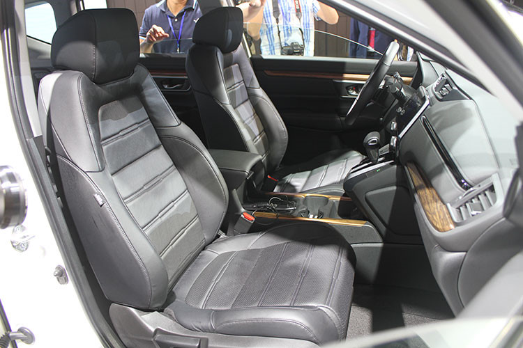 Cận cảnh Honda CR-V 7 chỗ giá hơn 1 tỷ tại Việt Nam