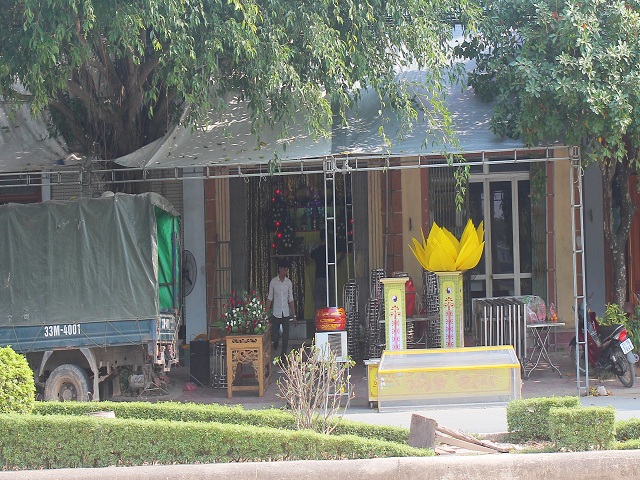 Bé gái 15 tuổi bị đuối nước khi ra bờ sông Hồng đổ chân nhang