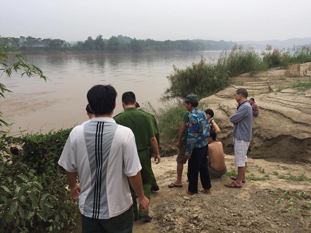 Bé gái 15 tuổi bị đuối nước khi ra bờ sông Hồng đổ chân nhang