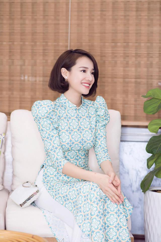 U50 nhưng NSƯT Chiều Xuân đẹp không kém cạnh Thuỷ Tiên khi đụng áo dài gạch bông