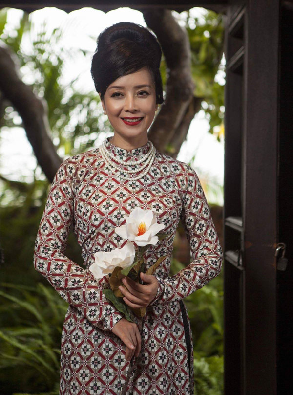 U50 nhưng NSƯT Chiều Xuân đẹp không kém cạnh Thuỷ Tiên khi đụng áo dài gạch bông