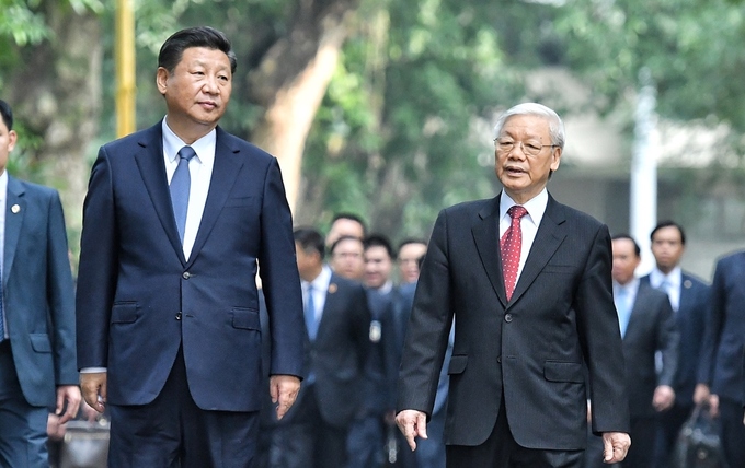 Chủ tịch Trung Quốc đi dạo trong khu di tích Chủ tịch Hồ Chí Minh