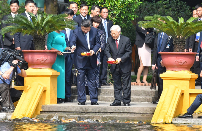 Chủ tịch Trung Quốc đi dạo trong khu di tích Chủ tịch Hồ Chí Minh