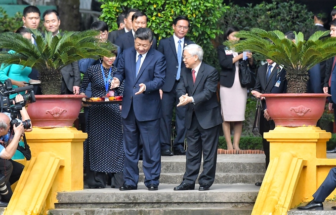 Chủ tịch Trung Quốc đi dạo trong khu di tích Chủ tịch Hồ Chí Minh