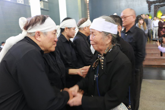 Tổng Bí thư gửi vòng hoa viếng cụ Hoàng Thị Minh Hồ