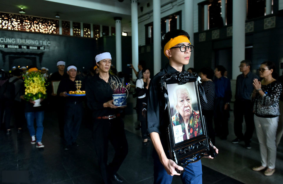 Lãnh đạo, người thân tiễn đưa người hiến 5.000 lượng vàng