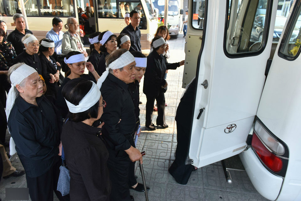 Lãnh đạo, người thân tiễn đưa người hiến 5.000 lượng vàng