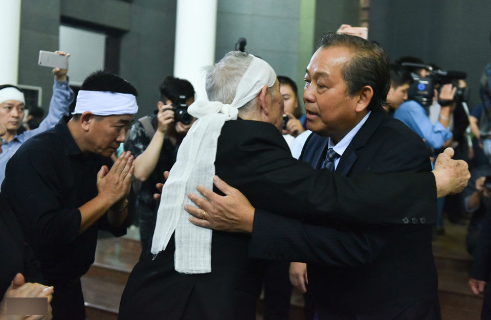 Lãnh đạo, người thân tiễn đưa người hiến 5.000 lượng vàng