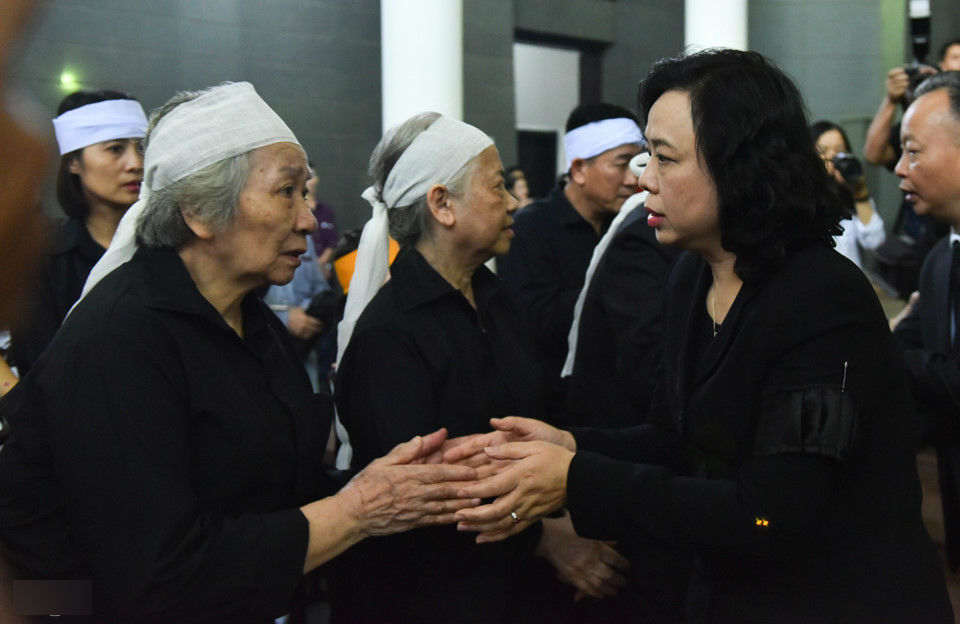 Lãnh đạo, người thân tiễn đưa người hiến 5.000 lượng vàng