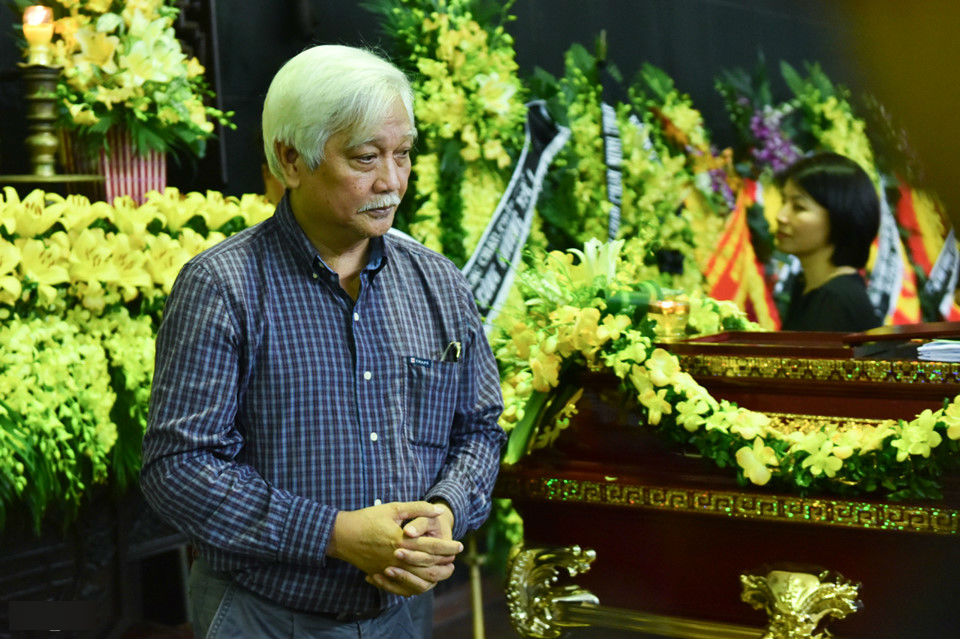 Lãnh đạo, người thân tiễn đưa người hiến 5.000 lượng vàng