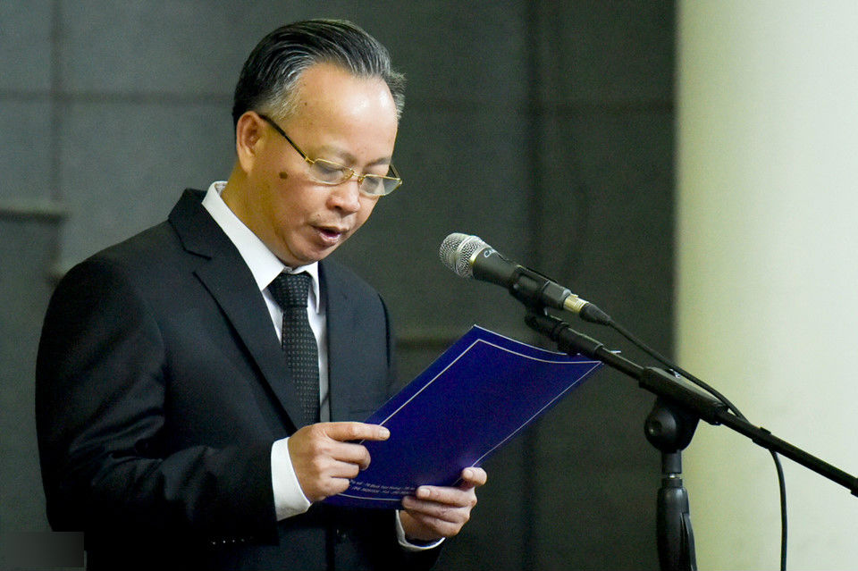 Lãnh đạo, người thân tiễn đưa người hiến 5.000 lượng vàng