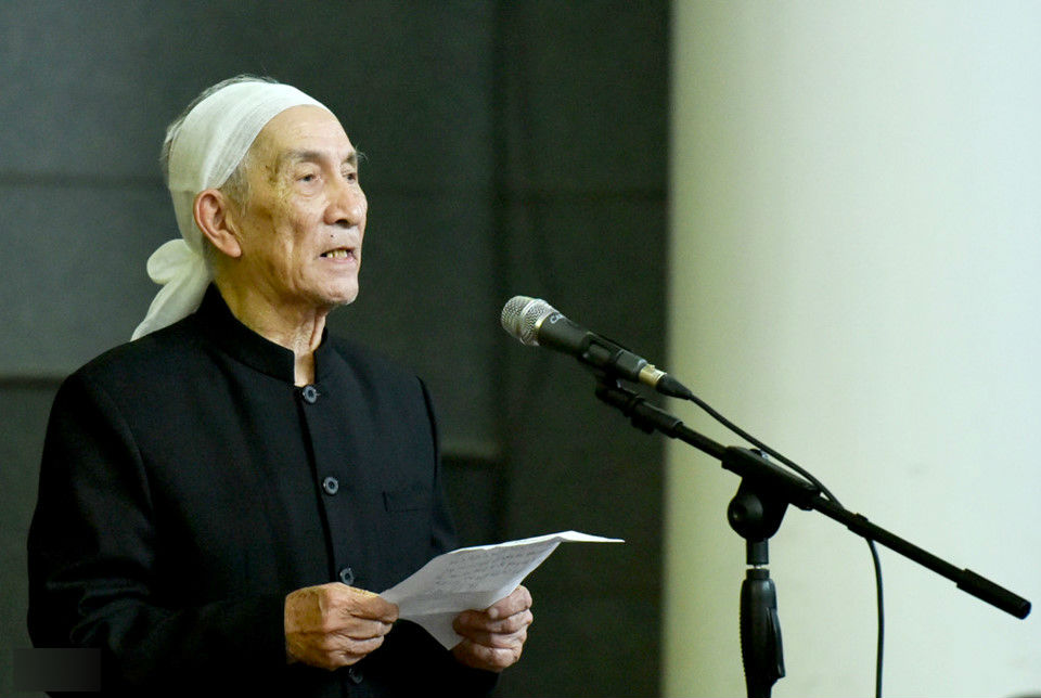 Lãnh đạo, người thân tiễn đưa người hiến 5.000 lượng vàng