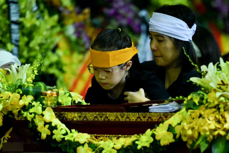 Lãnh đạo, người thân tiễn đưa người hiến 5.000 lượng vàng