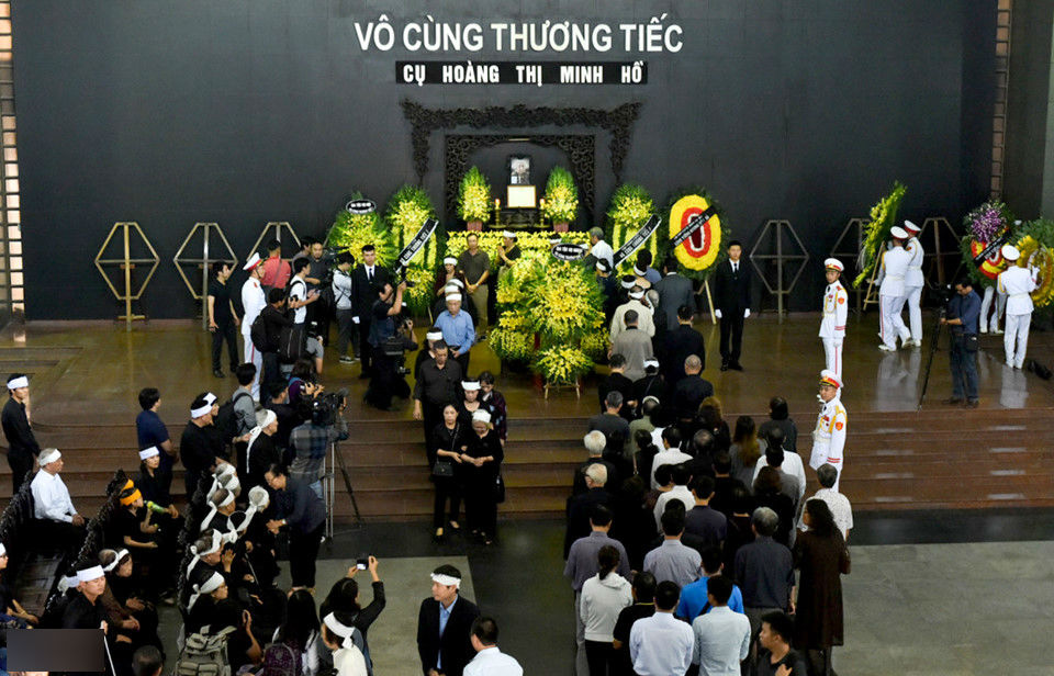 Lãnh đạo, người thân tiễn đưa người hiến 5.000 lượng vàng