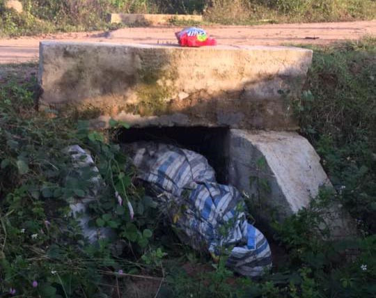 Người phụ nữ bị sát hại, quấn xác trong bạt, nhét dưới cống