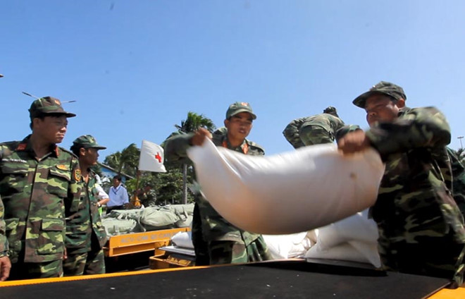 Phân bổ hàng cứu trợ của Nga cho người dân vùng bão