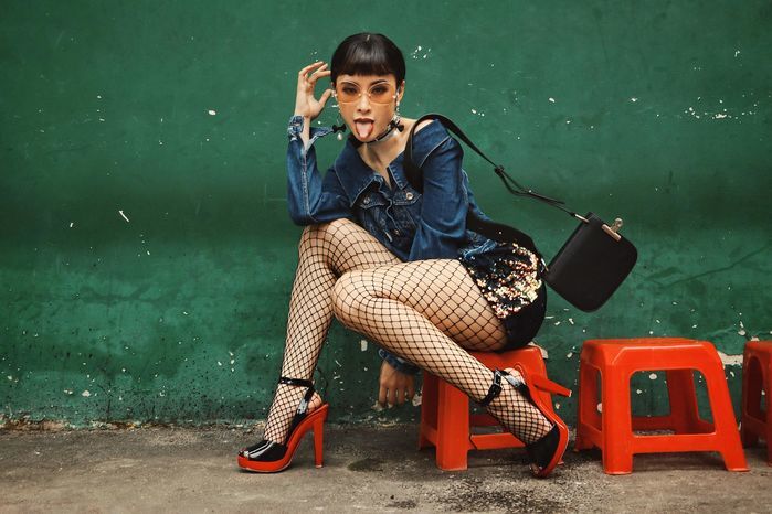 Cùng diện phong cách street style, Ninh Dương Lan Ngọc - Angela Phương Trinh: Ai chất hơn?