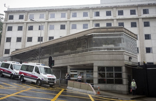 Tổng lãnh sự quán Mỹ tại Hong Kong báo động vì gói bột trắng lạ