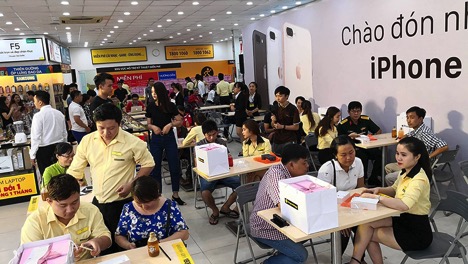 Bộ đôi iPhone 8 và 8 Plus “gây bão” tại Thế Giới Di Động sáng 10/11