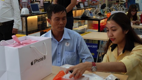 Bộ đôi iPhone 8 và 8 Plus “gây bão” tại Thế Giới Di Động sáng 10/11