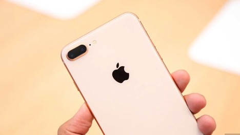Bộ đôi iPhone 8 và 8 Plus “gây bão” tại Thế Giới Di Động sáng 10/11