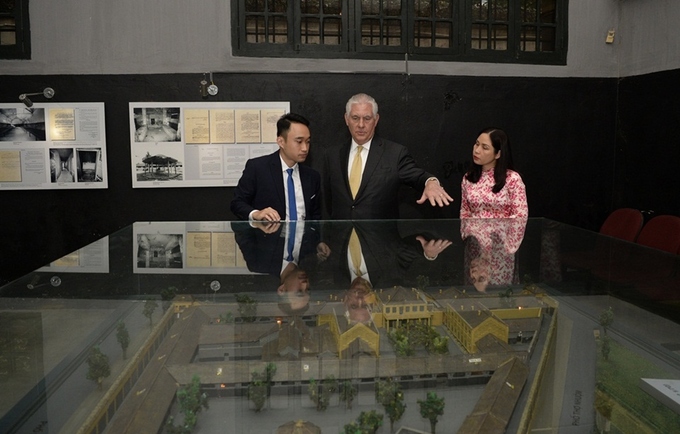 Ngoại trưởng Mỹ thăm di tích nhà tù Hỏa Lò, chùa Trấn Quốc