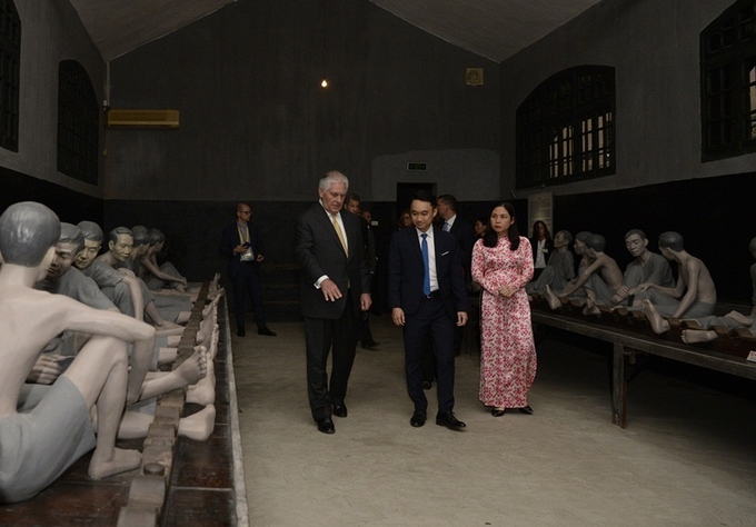 Ngoại trưởng Mỹ thăm di tích nhà tù Hỏa Lò, chùa Trấn Quốc