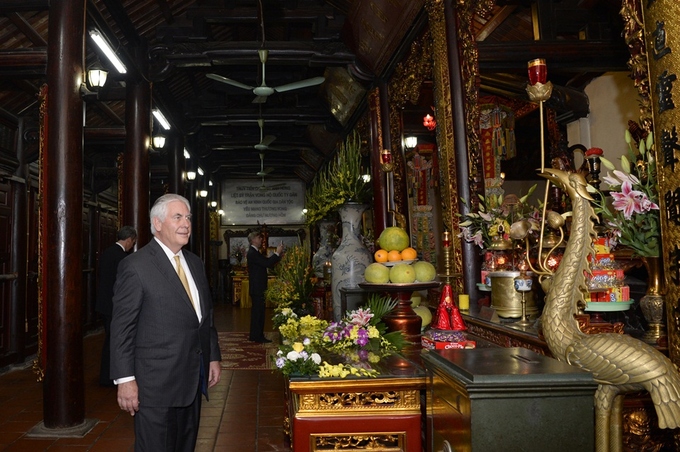 Ngoại trưởng Mỹ thăm di tích nhà tù Hỏa Lò, chùa Trấn Quốc