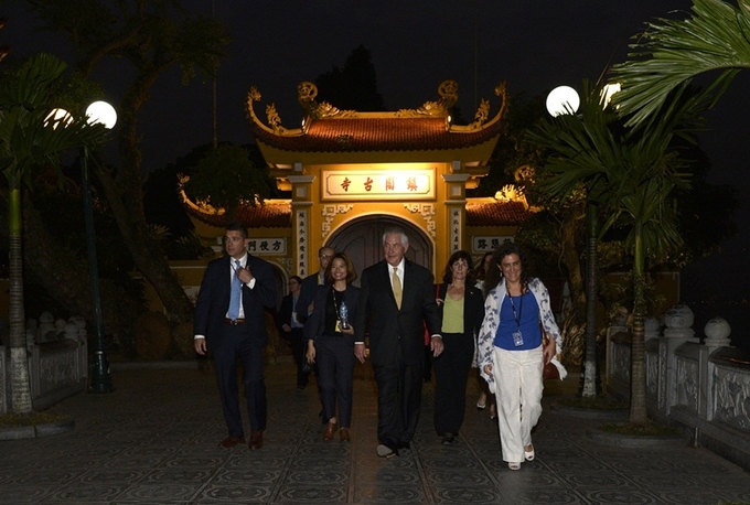 Ngoại trưởng Mỹ thăm di tích nhà tù Hỏa Lò, chùa Trấn Quốc