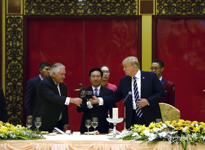 Ngoại trưởng Mỹ thăm di tích nhà tù Hỏa Lò, chùa Trấn Quốc